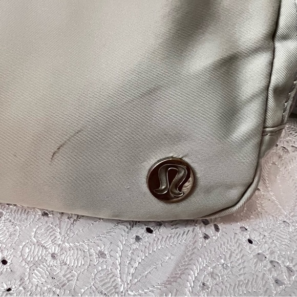 Lululemon everyday belt bag in silver - Picture 2 of 6